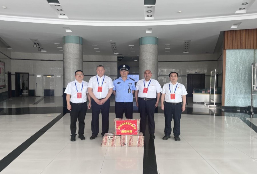 圖二為捐贈(zèng)書(shū)籍現(xiàn)場(chǎng)