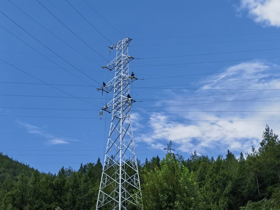 圖片說明：輸電線路緊線作業